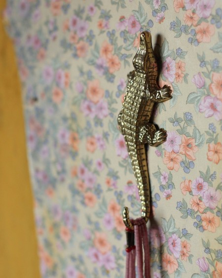 Crochet mural - grand crocodile